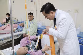 Un dirigente del Hospital K regala obsequios a los pacientes (Foto: VNA)