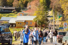 Los turistas disfrutan del otoño de Rusia. (Foto: VNA)