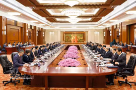 El presidente de la Asamblea Nacional de Vietnam, Tran Thanh Man, sostiene conversaciones con Zhao Leji, presidente del Comité Permanente de la Asamblea Popular Nacional de China. (Fuente: VNA)