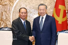 El secretario general del Partido Comunista y presidente de Vietnam, To Lam (derecha), recibe a Vilay Lakhamphong, miembro del Buró Político e integrante permanente del Secretariado del Comité Central del Partido Popular Revolucionario de Laos. (Foto: VNA)