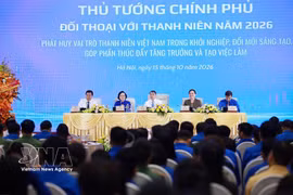 El primer ministro Le Minh Hung y dirigentes de ministerios y sectores en la cita. (Foto: VNA)