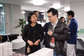 Ly Pham, especialista en desarrollo empresarial de JANZZ.technology, y el doctor en tecnologías de la información Luu Vinh Toan en un evento en Zúrich. (Foto: VNA)