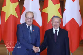 El secretario general del Partido Comunista de Vietnam y presidente de la República, To Lam, recibe al presidente de Suiza, Guy Parmelin. (Foto: VNA)