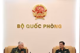El viceministro de Defensa de Vietnam, Nguyen Truong Thang, recibe al general de cuerpo de ejército Vladimir Borisovich Zarudnitsky, director de la Academia Militar del Estado Mayor General de las Fuerzas Armadas de Rusia. (Foto: qdnd.vn)