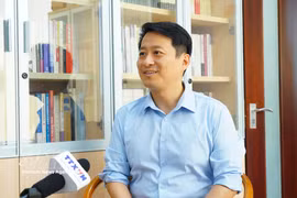 El profesor Qu Qiang, de la Universidad Minzu de China y comentarista del canal televisivo chino CGTN, en la entrevista. (Foto: VNA)