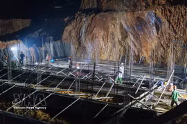 En la obra del internado Hung Son, en la comuna homónima, ingenieros y obreros trabajan continuamente día y noche para agilizar la construcción. (Foto: VNA)