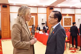 El ministro de Relaciones Exteriores de Vietnam, Le Hoai Trung, se reúne con su homóloga islandesa, Þorgerður Katrín Gunnarsdóttir. (Foto: VNA)