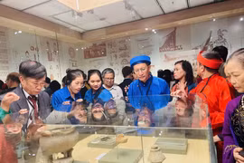 Los visitantes observan los objetos expuestos en el Museo de Hanoi. (Foto: VNA)