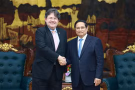 El primer ministro de Vietnam, Pham Minh Chinh (derecha), recibe al flamante embajador de Austria en Hanoi, Philipp Agathonos. (Foto: VNA)