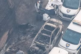 Un carro quemado en el incendio (Foto: VNA)