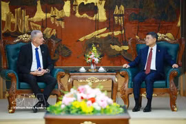 El primer ministro vietnamita, Le Minh Hung (derecha), dialoga con el embajador israelí, Yaron Mayer. (Foto: VNA)