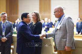 El primer ministro de Vietnam, Pham Minh Chinh, saluda a los representantes de las universidades estadounidenses (Foto: VNA)