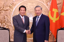 El secretario general del Partido Comunista de Vietnam, To Lam (derecha), recibe a Sugi Ryotaro, exembajador especial Japón-Vietnam (Foto: VNA)