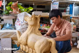 Aldea alfarera de Thanh Ha prepara figuras de caballo con motivo del Tet