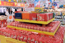 Un puesto de venta de pasteles del Festival de Medio Otoño en un supermercado. (Foto: VNA)