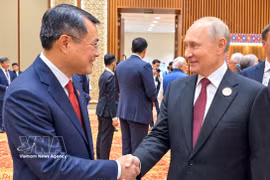 El primer ministro vietnamita, Le Minh Hung, saluda al presidente de Rusia, Vladimir Putin. (Foto: VNA)