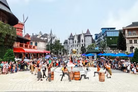 Los espectáculos artísticos que se realizan en los lugares turísticos de Da Nang atraen a un gran número de visitantes. (Foto: VNA)
