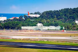 El vuelo 9G1955 de Sun PhuQuoc Airways, procedente de Ciudad Ho Chi Minh, aterrizó en la pista 2, convirtiéndose en el primer vuelo comercial en operar en dicha instalación. (Foto: nhandan.vn)