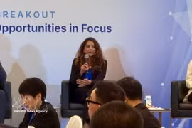 Shanti Alexander (centro), directora de Campañas y Programas de Políticas para Asia-Pacífico de Meta, y Thao Dao, responsable de Estrategia y Operaciones Nacionales de Google, asisten a un taller en el Foro de la ASEAN en Singapur. (Foto: VNA)