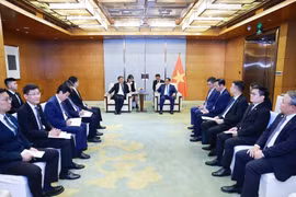 El primer ministro de Vietnam, Pham Minh Chinh, trabaja con el vicepresidente de COMAC Shen Bo. (Foto: VNA)
