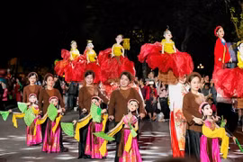El Festival de Marionetas de Hanoi 2025 atrae mucha atención tanto del público general como de los turistas. (Foto: VNA)