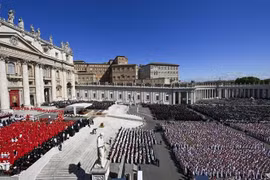 Miles de personas se reunieron en la Plaza de San Pedro para el funeral del Papa Francisco. (Foto: AA/VNA)