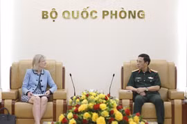 El viceprimer ministro y titular de Defensa de Vietnam, general Phan Van Giang, recibe a la embajadora de Australia en el país, Gillian Bird. (Foto: qdnd.vn)
