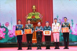 El coronel general Hoang Xuan Chien, viceministro de Defensa, regala obsequios a los oficiales que participarán en el desfile (Foto: VNA)