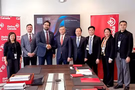 Funcionarios del Ministerio de Finanzas de Vietnam se reúnen con representantes del FinDev Canada. (Foto: nhandan.vn)