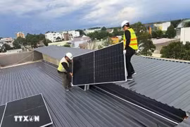 Instalación de sistemas de energía solar en azoteas. (Foto: VNA)