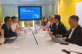 En la reunión entre la delegación de la Comisión de Políticas y Estrategias del Comité Central del Partido Comunista de Vietnam y el centro de emprendimiento Station F. (Foto: VNA)
