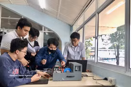 Estudiantes vietnamitas practican la aplicación de tecnologías avanzadas. (Foto: VNA)