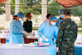 Recogida de las muestras de los restos de soldados caídos no identificados en el cementerio de mártires de la comuna de Duc Linh, provincia de Lam Dong. (Foto: VNA)