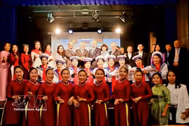 Las integrantes de la Asociación de Mujeres Vietnamitas en Hungría posan para una foto conmemorativa con los delegados. (Foto: VNA)