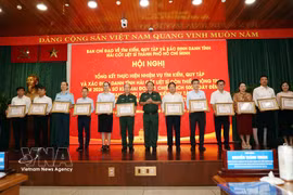 Entrega de certificados de mérito del presidente del Comité Popular de Ciudad Ho Chi Minh a colectivos e individuos por sus destacados logros en la ejecución de la campaña. (Foto: VNA)