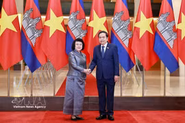 El presidente de la Asamblea Nacional de Vietnam, Tran Thanh Man, recibe a su homóloga camboyana, Samdech Khuon Sudary. (Foto: VNA)