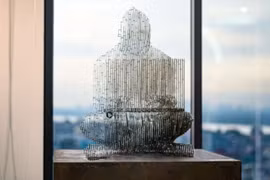La VBA presentó la escultura de Satoshi, la quinta en el mundo (Foto: VNA)