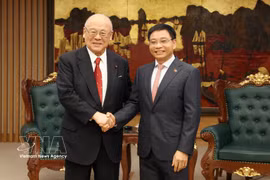El viceprimer ministro vietnamita Nguyen Van Thang (derecha) recibe a Takebe Tsutomu, asesor especial de la Alianza Parlamentaria de Amistad Japón-Vietnam. (Foto: VNA)