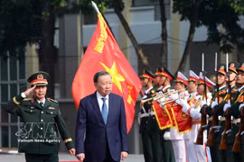 El secretario general del Partido Comunista de Vietnam y presidente de la nación, To Lam, pasa revista a la guardia de honor. (Foto: VNA)