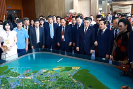 El primer ministro Le Minh Hung revisa la planificación provincial de Hung Yen para el período 2021-2030, con visión hasta 2050. (Foto: VNA)
