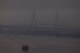 El puente Bhumibol, en Bangkok, en medio de la contaminación del aire durante el amanecer, el 26 de enero de 2025. (Foto: Reuters)