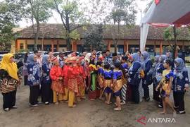 El ministro de Educación Primaria y Secundaria, Abdul Mu'ti, saluda a los estudiantes y profesores tras la inauguración de SDN 2 Wonorejo en el distrito de Demak, Java Central, el 3 de enero de 2026. (Foto: Antara)