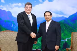 El primer ministro de Vietnam, Pham Minh Chinh (derecha), recibe a Arto Olavi Satonen, ministro de Empleo del Ministerio de Asuntos Económicos y Empleo de Finlandia. (Foto: VNA)