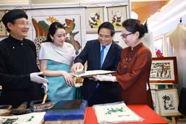 El primer ministro de Vietnam, Pham Minh Chinh, y su homóloga tailandesa, Paetongtarn Shinawatra, contemplan productos artesanales vietnamitas únicos (Foto: VNA)