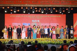 Ganadores de la categoría B en la VIII edición de los Premios de Periodismo de la capital sobre la construcción del Partido y el sistema político para 2025 (Foto: VNA)