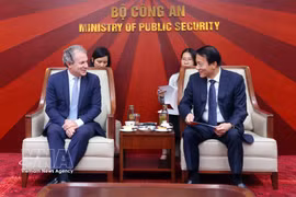 El ministro de Seguridad Pública, general Luong Tam Quang (derecha), recibe a Daniel Rosen, director ejecutivo de Rosen Partners (Foto: VNA)