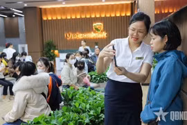 El personal de Vietcombank guía a los clientes a través del proceso biométrico. (Foto: qdnd.vn)