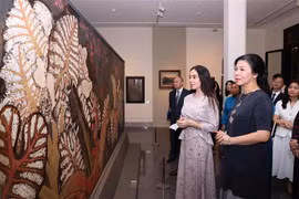 La esposa del Secretario General del Partido Comunista de Vietnam, Ngo Phuong Ly (primera, a la derecha), y la vicepresidenta de la Fundación Heydar Aliyev, Leyla Aliyeva, en el Museo de Bellas Artes (Foto: VNA)