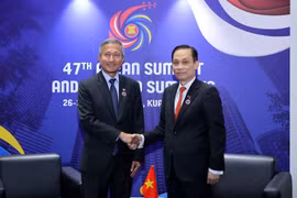 El ministro de Relaciones Exteriores de Vietnam, Le Hoai Trung (derecha), y su homólogo singapurense, Vivian Balakrishnan (Foto: Cancillería de Vietnam)
