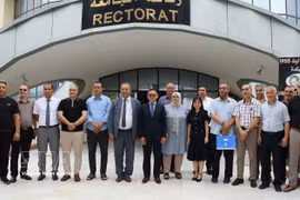 El embajador de Vietnam en Argelia, Tran Quoc Khanh, y los directivos de la Universidad de Skikda. (Foto: VNA)